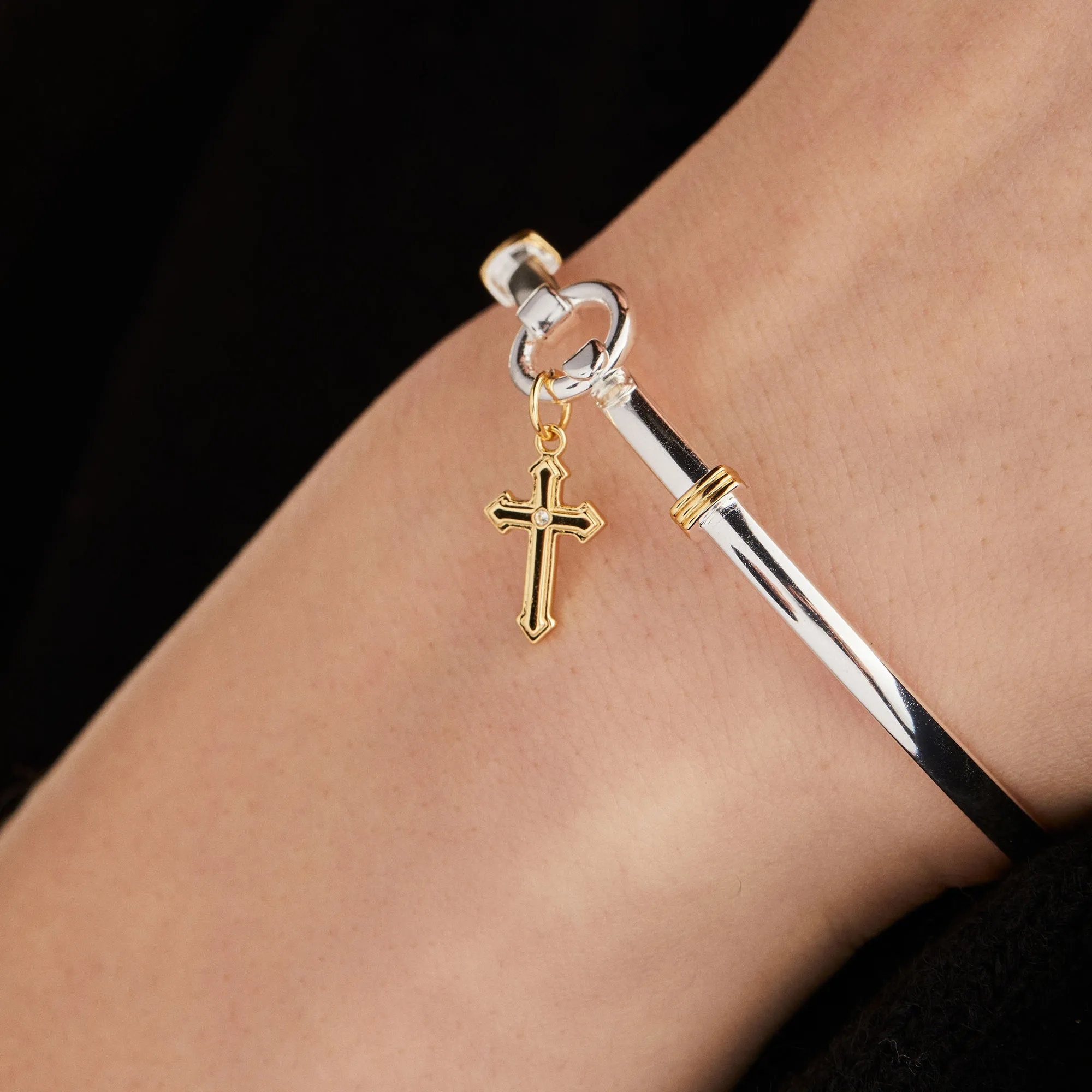 Cross Clip Bangle